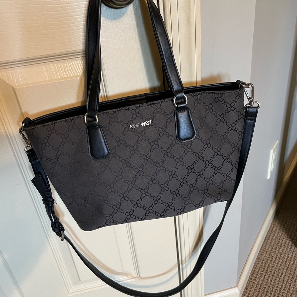 Like new 10X8 Nine West purse. Black